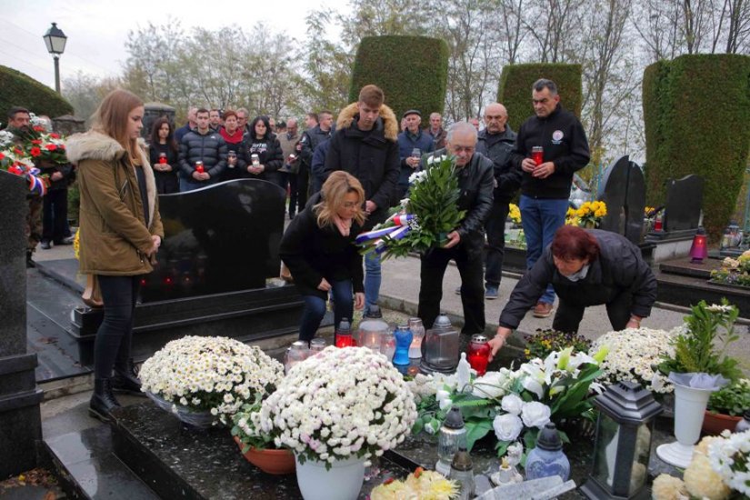 FOTO U miru i dostojanstveno: Mnoštvo građana odalo počast Vukovaru i njegovim herojima