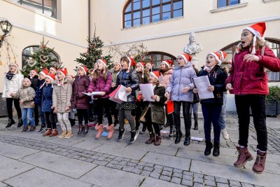 FOTO: Advent u atriju Županijske palače božićnim ukrasima i pjesmom otvorili učenici