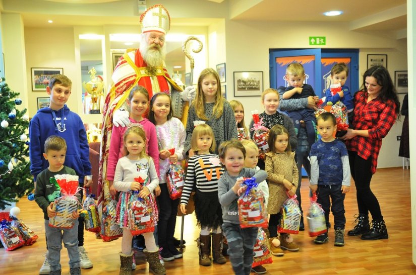 Sveti Nikola razveselio je djecu u varaždinskom prvoligašu slatkim poklonima