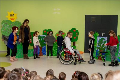 Centar Tomislav Špoljar izveo dječju predstavu u bolnici te vrtiću i školi u Sračincu