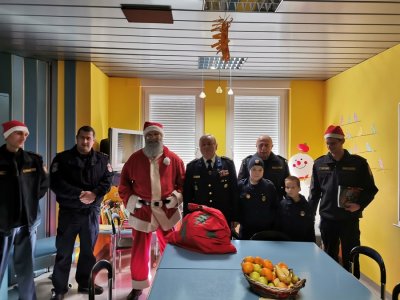 Djed Božićnjak posjetio djecu na pedijatriji Opće bolnice Varaždin