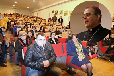 Biskup Božo Radoš organizirao božićno-novogodišnji susret s roditeljima petero i više djece