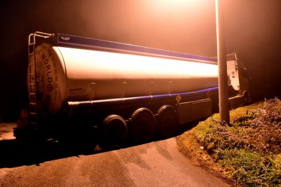 FOTO Kriva je navigacija: U Vinici cisterna s gorivom blokirala prometnicu