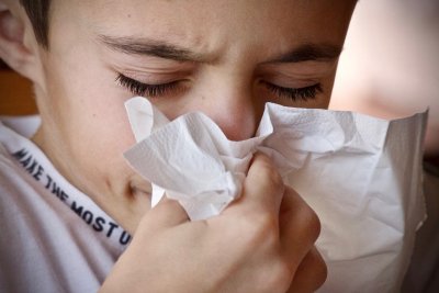 Ako dijete ima temperaturu, grlobolju, kašlje i ima kratak dah neka ne dolazi u školu!