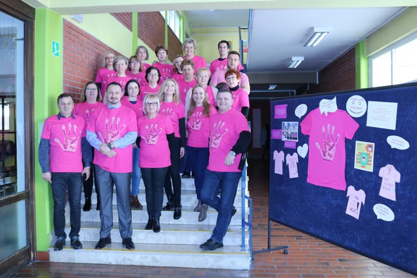 Osnovna škola Novi Marof ružičastim majicama obilježila dan borbe protiv vršnjačkog nasilja