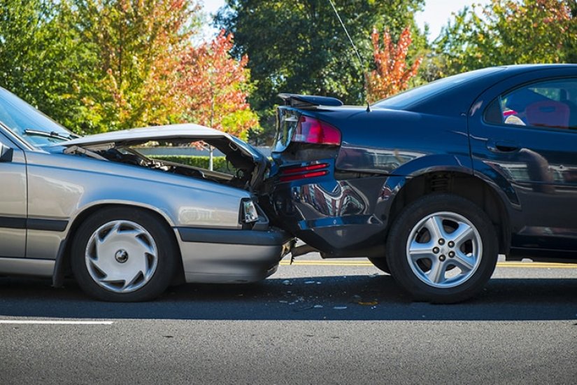 U sudaru automobila ozlijeđen 45-godišnjak koji je skrivio nesreću