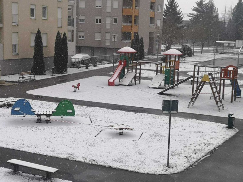 FOTO Mališani bi uživali u igri na snijegu, ali od toga ništa: nije vrijeme za snježne radosti, ostanite doma!