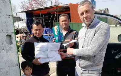 Sambolec je donaciju uručio predstavniku romskog naselja Jasminu Šečiću koji će maske podijeliti svakome kome je u naselju potrebna