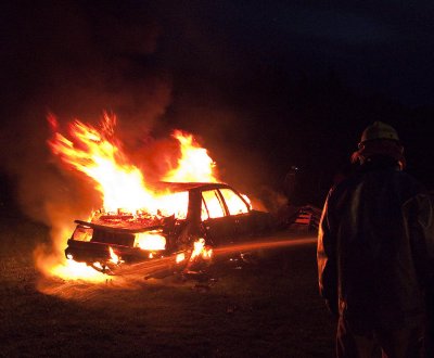 U Hrastovljanu izbio požar na štaglju, a nepoznati počinitelj zapalio i neregistrirano vozilo u dvorištu kuće