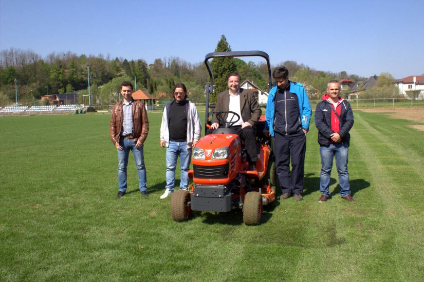 Zazelenio se novouređeni travnjak nogometnog igrališta u Lepoglavi, odrađen i prvi otkos trave