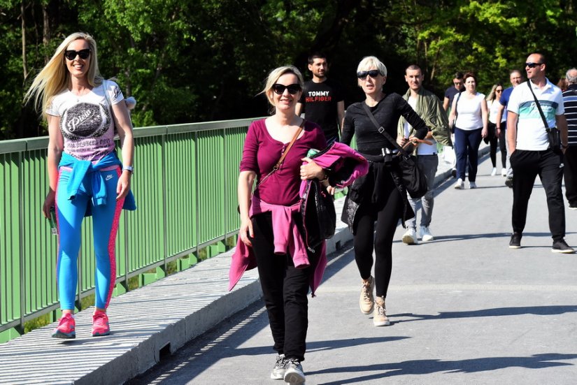 FOTO Proljetno vrijeme izmamilo je brojne Varaždince na omiljenu šetnicu uz Dravu