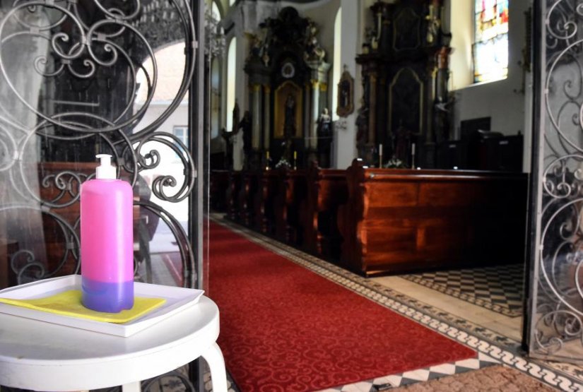 FOTO Crkve se pripremaju za vjernike: na ulazu dezinfekcija, objavljeni rasporedi nedjeljnih misa