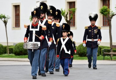 FOTO Lijepo vrijeme izmamilo na varaždinske trgove i ulice građane, političare...