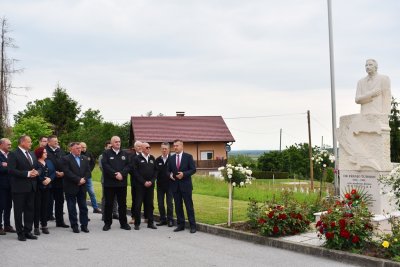 FOTO U Vinici kod spomenika Franje Tuđmana polaganjem vijenca obilježen Dan državnosti