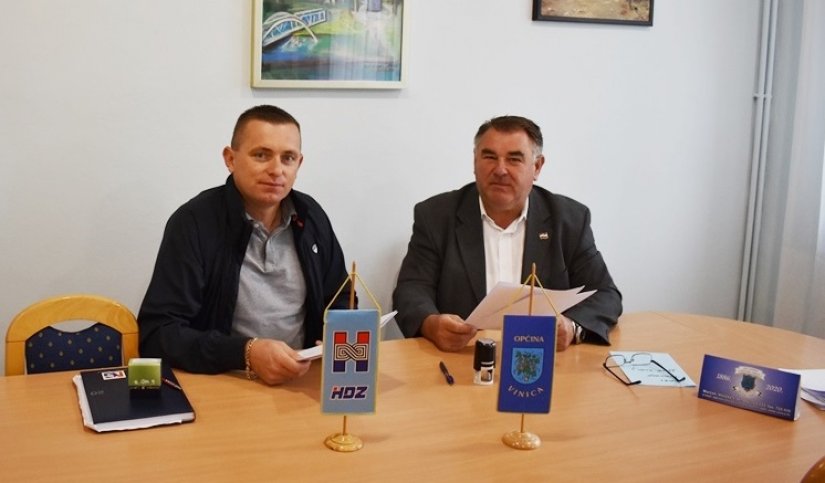 Načelnik Općine Marijan Kostanjevac (desno) i Mario Veselnik direktor „Niskogradnje Veselnik“ prilikom današnjeg potpisivanja ugovora