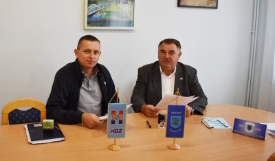 Načelnik Općine Marijan Kostanjevac (desno) i Mario Veselnik direktor „Niskogradnje Veselnik“ prilikom današnjeg potpisivanja ugovora