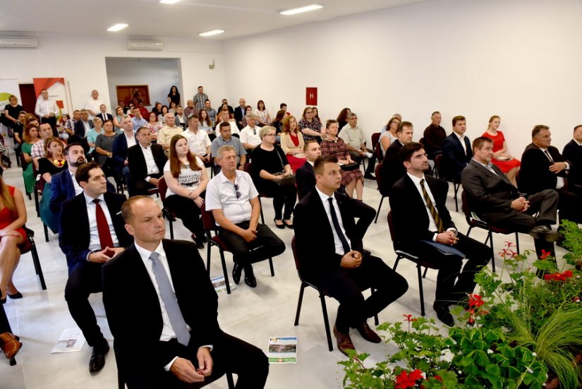 Brojni su gosti i uzvanici nazočili današnjoj svečanoj sjednici Općinskog vijeća u Društvenom domu u Novoj Vesi Petrijanečkoj