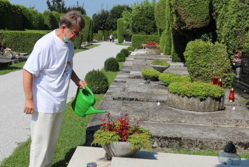 Parkovima Prstec darovao stotinu kantica za zalijevanje na groblju