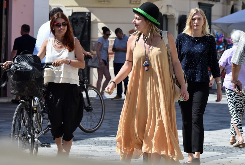 FOTO Varaždinci u šetnji gradom uživaju u vjerojatno posljednjim vrućim danima ljeta