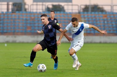 Luka Ivanušec (s loptom) odigrao je 77 minuta u 5:0 pobjedi nad Grčkom