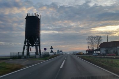 Pijan objesno vozio tako da su se i policajci morali skloniti, a onda se zabio u stup te ozlijedio dijete