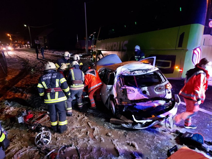 Strašna nesreća kod Novog Marofa, osobno vozilo podletilo pod autobus
