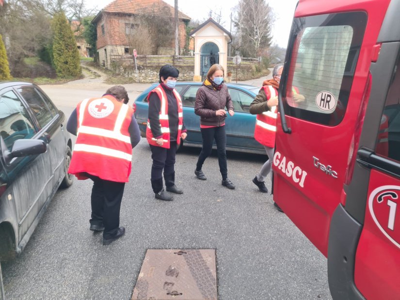 Poklon paketi Crvenog križa potrebitima s područja Brezničkog Huma