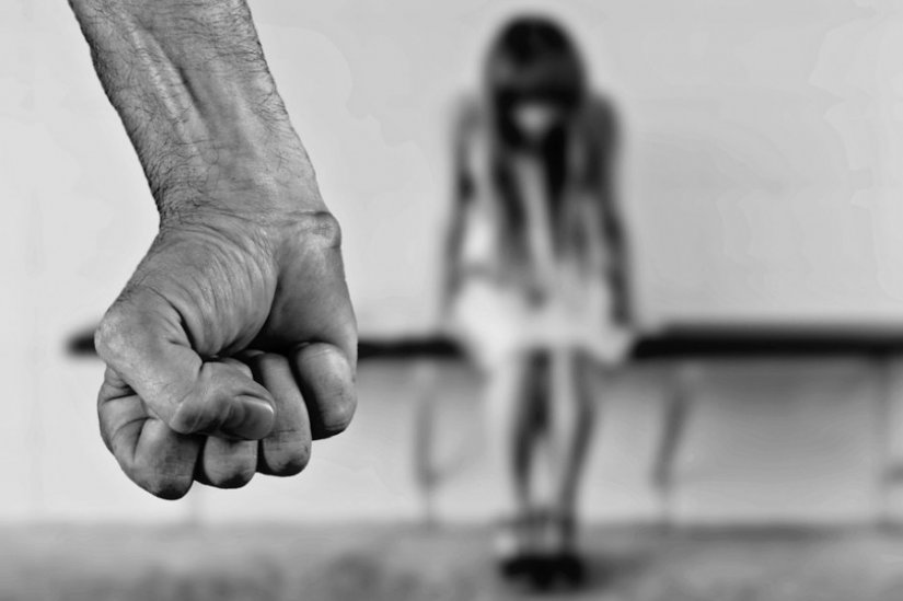 Podignuta optužnica protiv 41-godišnjakinje jer je tukla i tjerala svoju maloljetnu kćer