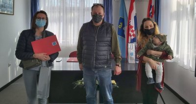 Načelnik Općine Zoran Hegedić s roditeljima novorođenčadi