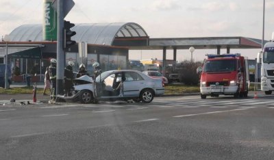 Nesreća na obilaznici: vozilo sletjelo s ceste i završilo u semaforu, dvije osobe ozlijeđene