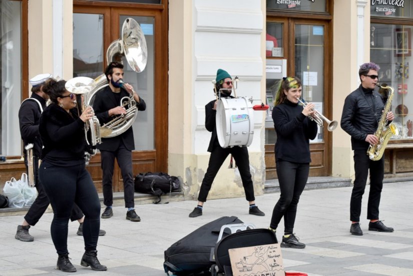 FOTO Na veliku subotu žuri se u trgovine, šeće s prijateljima, ispija kava i uživa u glazbi