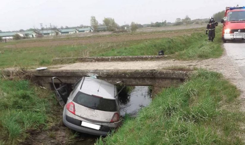 ČREŠNJEVO Vozilo završilo ispod mostića kraj ceste, vozač ostao prikliješten