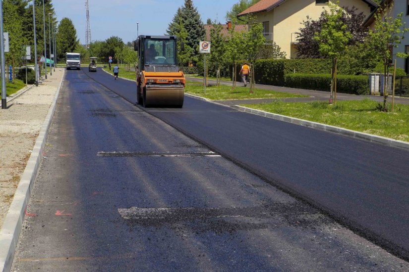 Polaže se završni sloj asfalta u Ul. E. Kumičića u Ivancu