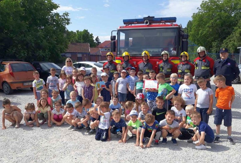 FOTO Vatrogasci posjetili mališane u vrtiću i školi