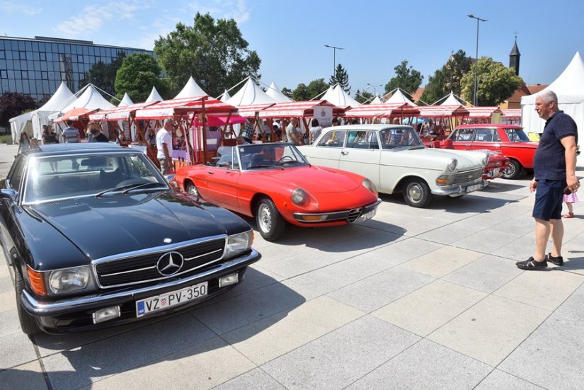 FOTO Oldtimeri zauzeli Kapucinski trg i donijeli dašak prošlih vremena