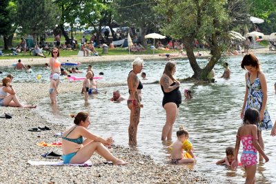 FOTO Građani pohrlili na Dravske bazene i Aquacity za spas od prvog toplinskog vala