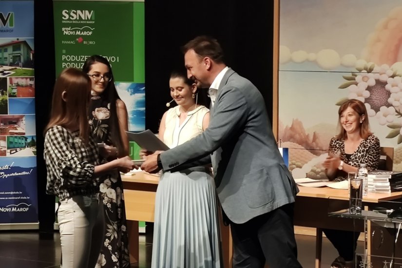 FOTO U rukama maturanata Srednje &scaron;kole Novi Marof svjedodžbe i nagrade za uspjehe na natjecanjima