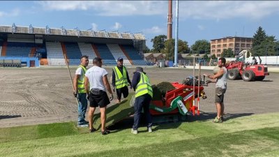 Na Gradskom stadionu u Varaždinu počelo postavljanje hibridnog travnjaka