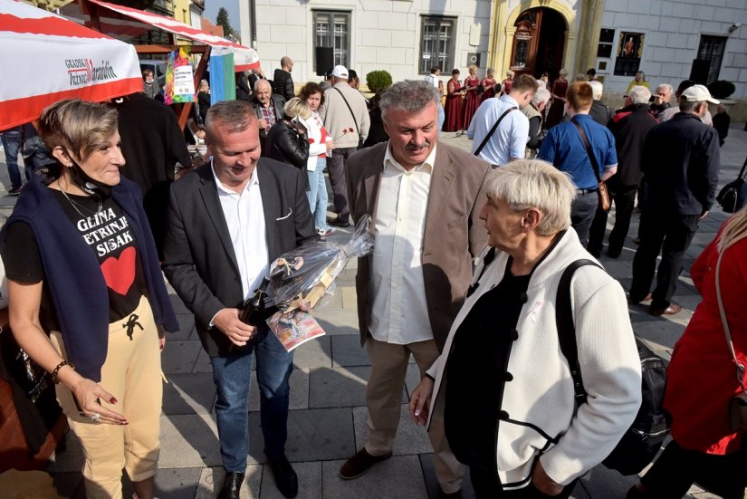 FOTO Svoje običaje, kulturu i gastronomiju predstavile nacionalne manjina Grada Varaždina i Varaždinske županije