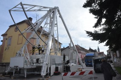 FOTO U Gajevoj ulici se slaže panoramsko kolo u sklopu Adventa u Varaždinu