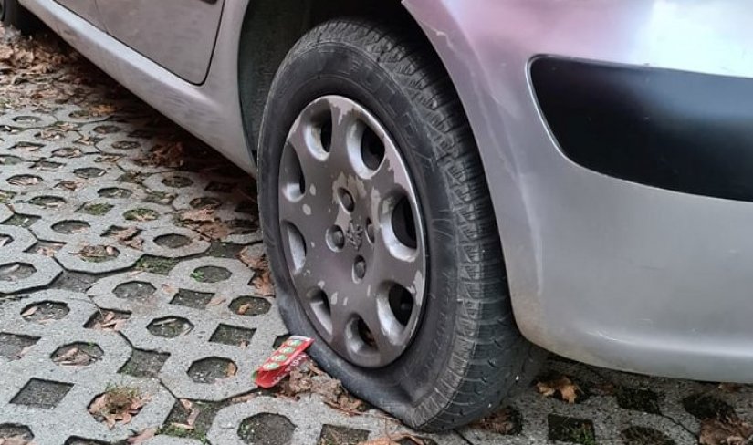 UPOZORENJE ČITATELJA Netko buši gume automobilima koji su parkirani na parkingu u ulici I. Režeka