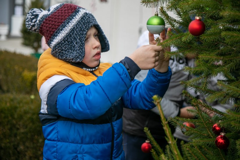 FOTO Članovi dječjeg vijeća Općine Sračinec okitili božićna drvca u centru Sračinca
