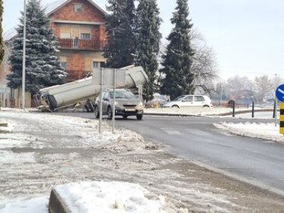 FOTO Kamion sletio s ceste kod rotora u Gredi