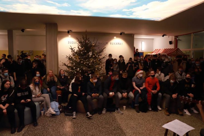 FOTO/VIDEO Učenici Elektrostrojarske &scaron;kole pjesmom i dobrim vibracijama poželjeli - sretan Božić!