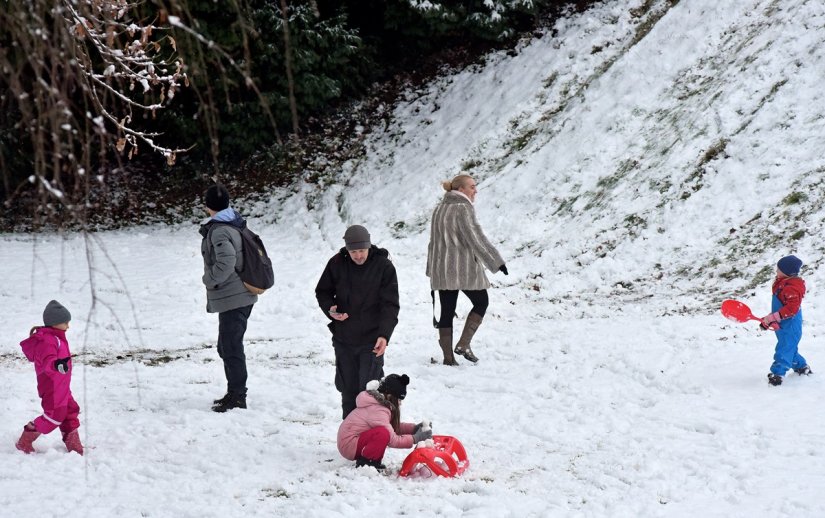 FOTO Snijeg izmamio Varaždince u &scaron;etnju, mali&scaron;ani jedva dočekali sanjkanje i grudanje na Starom gradu