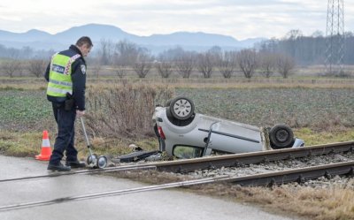 U naletu vlaka na auto kod željezničkog prijelaza između Jalkovca i Gojanca ozlijeđen 44-godišnjak