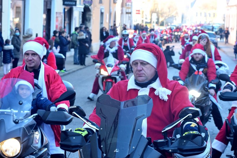 FOTO Moto Mrazevi i njihove ljep&scaron;e polovice razveselili djecu na Silvestrovo na Korzu!