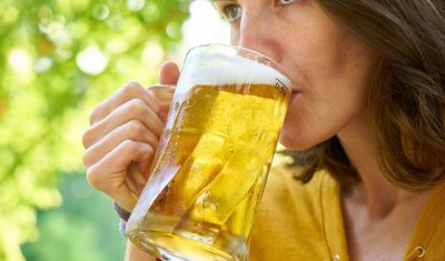 ŽENE I ALKOHOL Svake godine alkohol ubije gotovo isto toliko žena kao i rak dojke