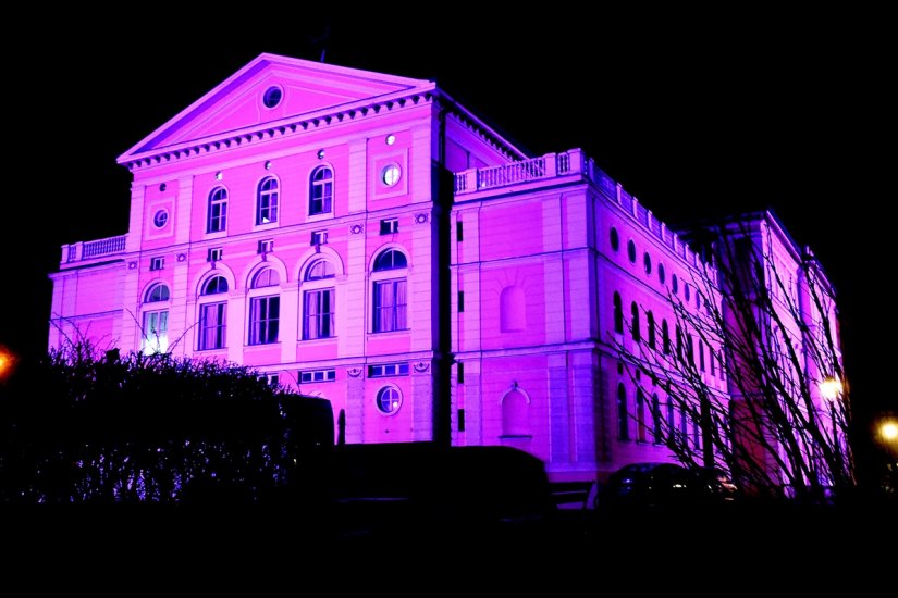 FOTO Međunarodni dan epilepsije: zgrada varaždinskog kazališta zablistala u ljubičastoj boji