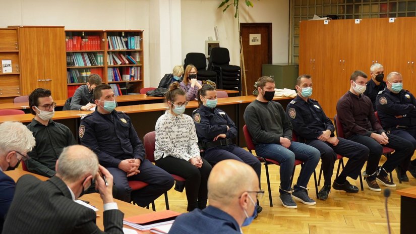 VIDEO Smrt profesora posljedica udaraca okrivljenih ili &ndash; pada s visokog barskog stolca?